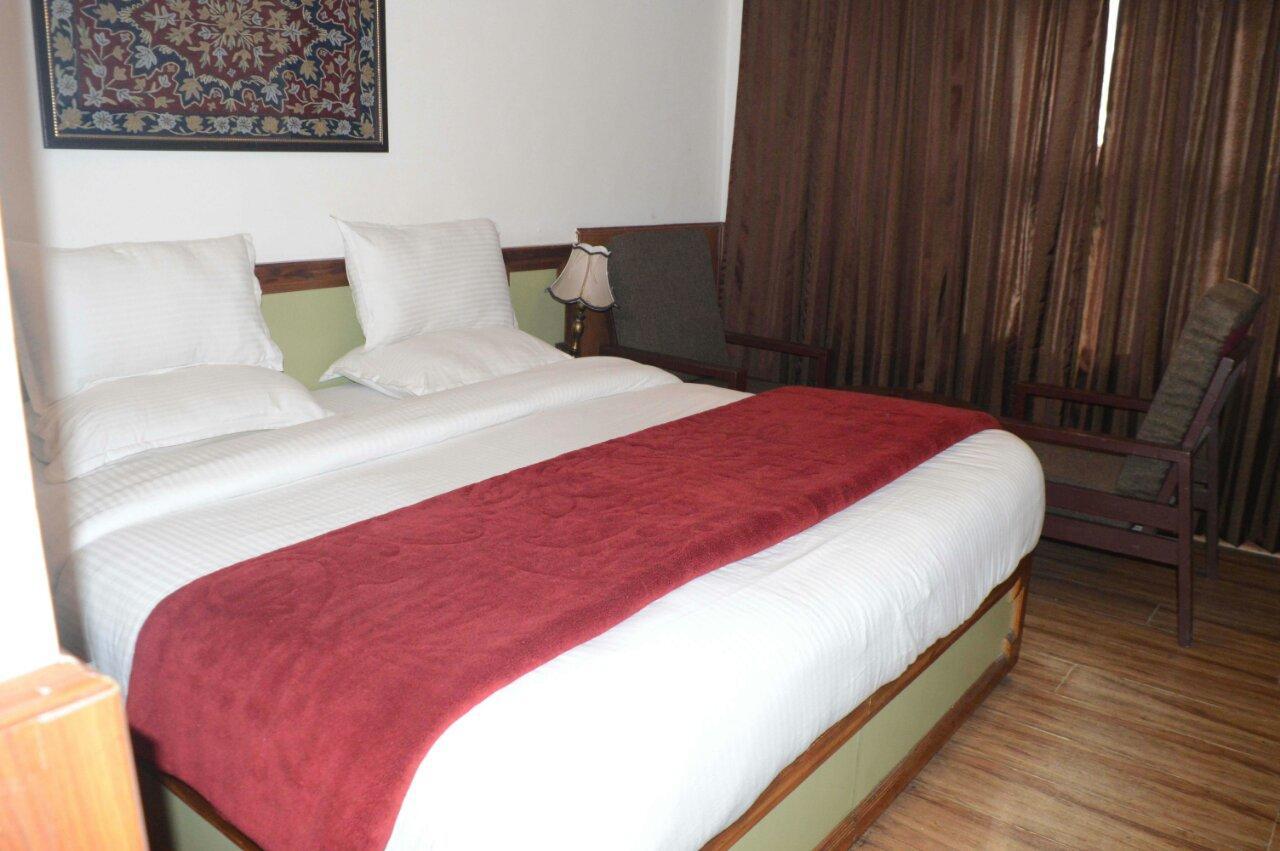 Standard Hotel And Resturant Srinagar  Exterior photo